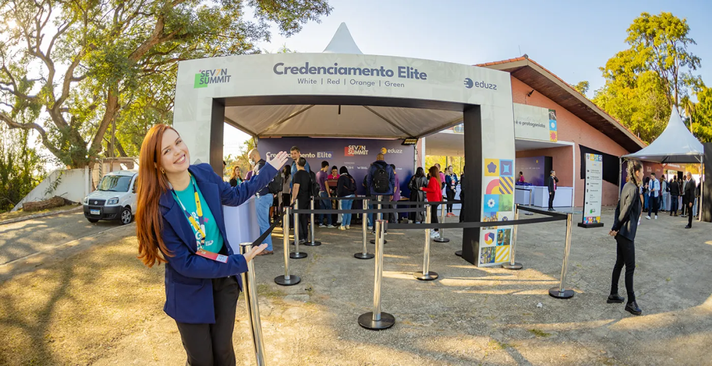Tenda de credenciamento Elite com a identidade do evento e fila de participantes