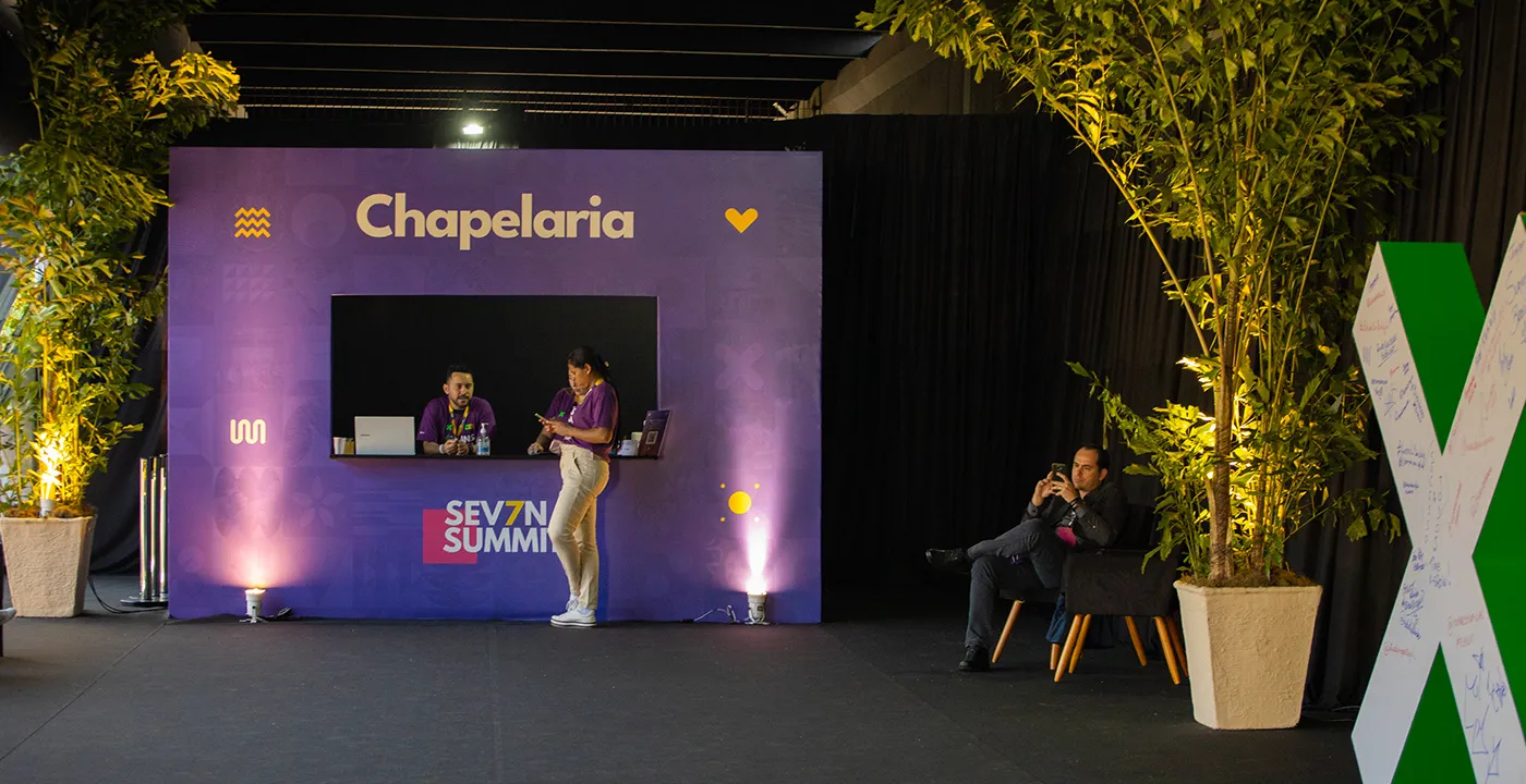 Chapelaria sinalizada com a identidade do evento