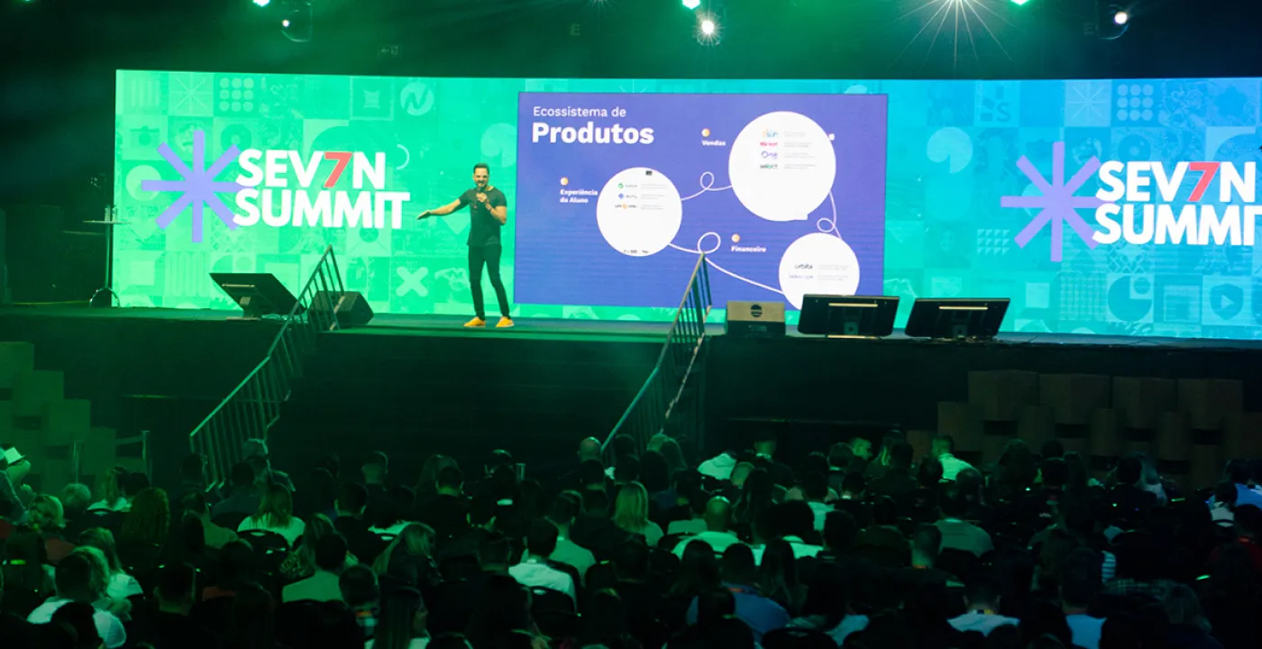 Palestra com painel sobre ecossistema de produtos no telão